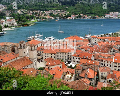 Incredibile vista aerea di Kotor vecchia città e la Baia di Kotor visto dalla fortificazione, Kotor, Montenegro Foto Stock