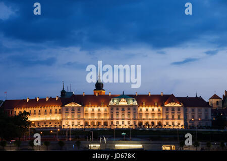 Castello Reale di Varsavia, Polonia illuminazione serale, barocco e la facciata manierista, punto di riferimento della città Foto Stock