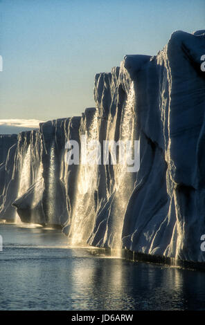 Fusione del ghiaccio del ghiacciaio di Svalbard Norvegia. A causa di cambiamenti climatici, il ghiaccio sfuggente in nord, lo scioglimento dei ghiacciai e innalzamento del livello del mare. Foto Stock