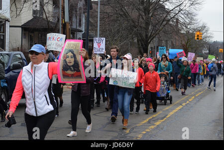 ANN Arbor, MI - Jan 21: manifestanti marzo verso l'Università del Michigan campus a donne del marzo di Ann Arbor on gennaio 21, 2017. Foto Stock