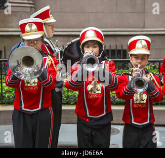 Indipendenza filippina parata del giorno lungo Madison Avenue in New York City. Crimson Kings tamburo, Fife & Bugle Corps dalla NY Scuola Cinese un weekend culturali nella scuola di Manhattan. Foto Stock