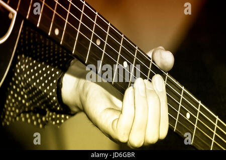 Una mano di musicisti su un collo di chitarra Foto Stock