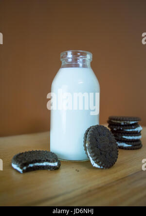 Bottiglia di latte con oreo Foto Stock