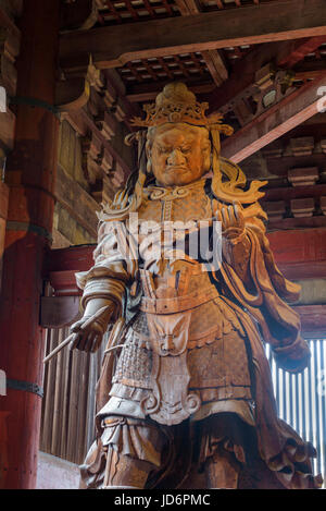 Komokuten, uno della coppia di custodi del Daibutsuden, Tōdai-ji Est Grande Tempio Foto Stock