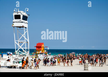 Miami Beach Florida,Oceano Atlantico,Spring Break,sabbia,polizia,torre di osservazione,sistema di sorveglianza mobile con equipaggio,uomo nero uomini maschio,donna donne, Foto Stock