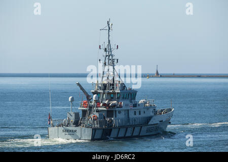 HMC cercatore, una polizia di frontiera doganale del Regno Unito cutter in partenza da Plymouth Sound. Foto Stock