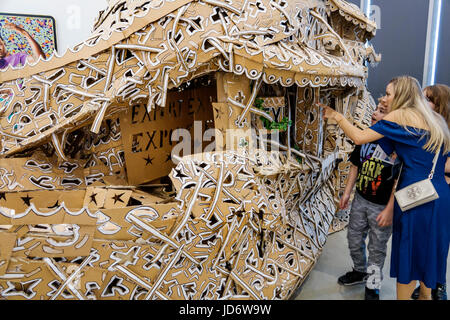 Miami Florida,Downtown,Museum Park,Perez Art Museum Miami,PAMM,arte contemporanea,interni,mostra collezione scultura,Hew Locke,Hemm Foto Stock