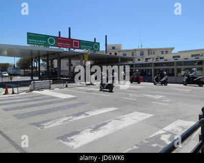 Gibilterra / Spagna border & abitudini Foto Stock