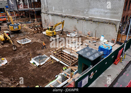 NEW YORK CITY - 28 settembre 2016: sito di costruzione nella zona di Chelsea dove gli escavatori vengono a lavorare sul terreno al di sopra di un nuovo piano seminterrato Foto Stock