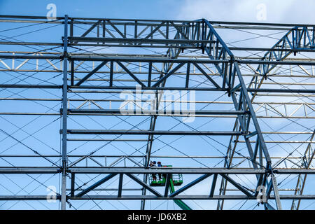 Miami Florida,Downtown,Biscayne Boulevard,Bayfront Park,Ultra Music Festival,palco struttura,sostegno strutturale,erezione,assemblaggio,scheletro metallico,che Foto Stock