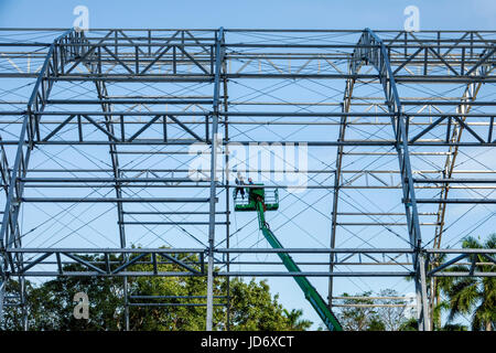 Miami Florida,Downtown,Biscayne Boulevard,Bayfront Park,Ultra Music Festival,palco struttura,sostegno strutturale,erezione,assemblaggio,scheletro metallico,che Foto Stock