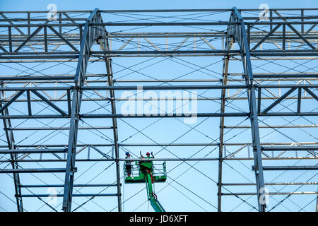 Miami Florida,Downtown,Biscayne Boulevard,Bayfront Park,Ultra Music Festival,palco struttura,sostegno strutturale,erezione,assemblaggio,scheletro metallico,che Foto Stock