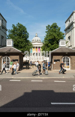 Gli studenti su Gower Street, vicino il Quad, presso la University College London, England, Regno Unito Foto Stock