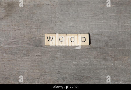 Piastrelle scrabble giacente su legno che mostra la parola legno Foto Stock