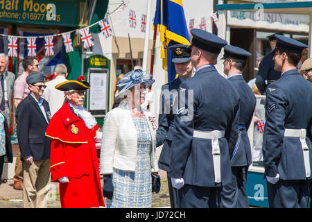 Brampton, UK. Il 18 giugno, 2017. RAF Spadeadam ha ricevuto la libertà di Brampton Giu 18 2017. Il Lord Luogotenente di Cumbria, Claire Hensman e comandante della stazione di Wing Commander Ruari Henderson-Begg, ispezionare le truppe alla cerimonia di credito: Andrew Cheal/Alamy Live News Foto Stock