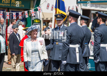 Brampton, UK. Il 18 giugno, 2017. RAF Spadeadam ha ricevuto la libertà di Brampton Giu 18 2017. Il Lord Luogotenente di Cumbria, Claire Hensman e comandante della stazione di Wing Commander Ruari Henderson-Begg, ispezionare le truppe alla cerimonia di credito: Andrew Cheal/Alamy Live News Foto Stock