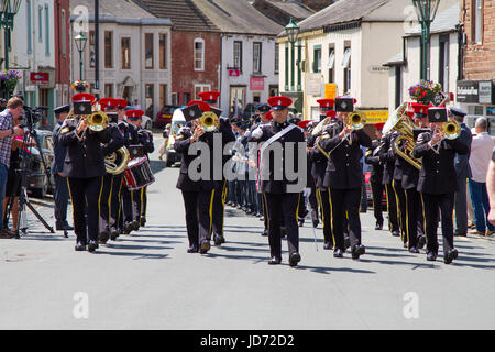 Brampton, UK. Il 18 giugno, 2017. RAF Spadeadam ha ricevuto la libertà di Brampton Giu 18 2017, accompagnati dalla banda della corazzata Royal Corps Credit: Andrew Cheal/Alamy Live News Foto Stock