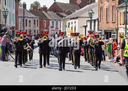 Brampton, UK. Il 18 giugno, 2017. RAF Spadeadam ha ricevuto la libertà di Brampton Giu 18 2017, accompagnati dalla banda della corazzata Royal Corps Credit: Andrew Cheal/Alamy Live News Foto Stock