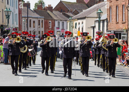 Brampton, UK. Il 18 giugno, 2017. RAF Spadeadam ha ricevuto la libertà di Brampton Giu 18 2017, accompagnati dalla banda della corazzata Royal Corps Credit: Andrew Cheal/Alamy Live News Foto Stock