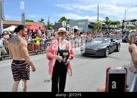 Wilton manieri, Florida, Stati Uniti d'America. Il 17 giugno 2017. Wilton manieri Stonewall parata e Festival. Il più grande orgoglio LGBT evento in la maggiore nell'area di Fort Lauderdale. Sharon Gless come Parade Grand Marshall. Credito: Dana J. LEWIS / Alamy Live News Foto Stock