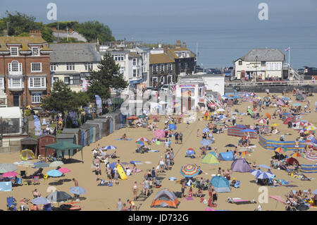 Broadstairs Kent. Il 18 giugno 2017. Le persone fanno la maggior parte del sole a Viking Bay, Broadstairs, su uno dei giorni più caldi dell'anno finora. Credito: Steven Sheppardson/Alamy Live News Foto Stock