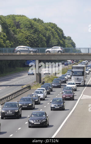 Autostrada M2, Kent. Il 18 giugno 2017. Code di traffico accumulato sull'autostrada M2 come testa di persone da Londra a alla costa del Kent e la località di Broadstairs, Margate etc su uno dei più caldi e soleggiati giorni dell'anno finora Credito: Urbanimages/Alamy Live News Foto Stock