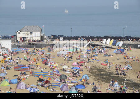 Broadstairs Kent. Il 18 giugno 2017. Le persone fanno la maggior parte del sole a Viking Bay, Broadstairs, su uno dei giorni più caldi dell'anno finora. Credito: Steven Sheppardson/Alamy Live News Foto Stock