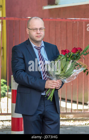 Varsavia, Polonia. 19 giugno 2017. Anna Azari, ambasciatore di Israele in Polonia, membri della minoranza ebraica a Varsavia e i rappresentanti delle autorità locali omaggio a Pawel Frenkel, comandante dell'Ebreo Unione Militare durante la insurrezione del Ghetto. Corona che stabilisce la cerimonia si è svolta presso 5a, Grzybowska Street dove Frenkel e i suoi soldati sono stati uccisi in uno scontro con una unità tedesca. Foto Stock