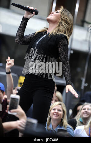 New York, Stati Uniti d'America. 16 Giugno, 2017. Shania Twain live bei einem Konzert der 'NBC Today Show Citi serie di concerti auf dem Rockefeller Plaza. New York, 16.06.2017 | Utilizzo di credito in tutto il mondo: dpa/Alamy Live News Foto Stock