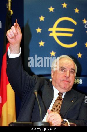 Archivio - l'ex cancelliere tedesco Helmut Kohl (CDU) ata vertice dell'Unione europea a Bruxelles, Germania, 3 maggio 1998. Kohl è morto all età di 87 anni nella sua casa il 16 giugno 2017. L'Agenzia Tedesca di stampa è stato informato delle notizie da Kohl di avvocato. Foto: Micha Foto Stock