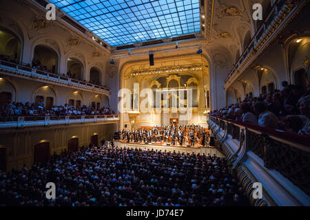 Amburgo, Germania. Il 18 giugno, 2017. La Hamburg Symphony Orchestra esegue durante una performance di addio in onore di conduttore Sir Jeffrey Tate nella Laeiszhalle di Amburgo, Germania, 18 giugno 2017. Il direttore britannico è deceduto il 2 giugno 2017 all'età di 74. Foto: Daniel Bockwoldt/dpa/Alamy Live News Foto Stock