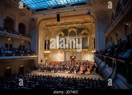 Amburgo, Germania. Il 18 giugno, 2017. La Hamburg Symphony Orchestra esegue durante una performance di addio in onore di conduttore Sir Jeffrey Tate nella Laeiszhalle di Amburgo, Germania, 18 giugno 2017. Il direttore britannico è deceduto il 2 giugno 2017 all'età di 74. Foto: Daniel Bockwoldt/dpa/Alamy Live News Foto Stock