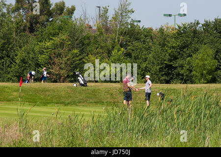 Londra. Regno Unito 18 Giugno 2017 - i golfisti giocando a golf la domenica mattina a Londra centro golf, a sud di Londra sul giorno più caldo a partire dal 1976. Met Office si aspettano temperature di 33C Lunedì, 19 giugno 2017. Foto Stock