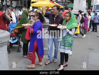 Londra, Regno Unito. Il 18 giugno, 2017. Pellegrini gustando cibo gratis a Londra Rathayatra Credito: Maji Murrell/Alamy Live News Foto Stock