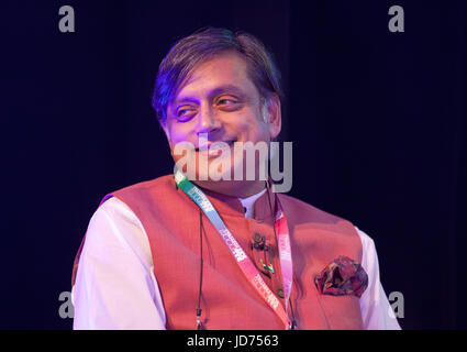 Dalkey, County Dublin, Irlanda. Il 18 giugno, 2017. Uomo politico indiano Dr. Shashi Tharoor discutendo "Free Speech e appropriazione culturale' a Dalkey Book Festival, Dalkey, County Dublin, Irlanda, domenica 18 giugno 2017. Photo credit: Doreen Kennedy/Alamy Live News Foto Stock