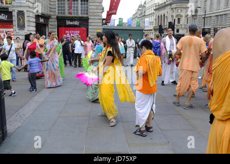 Londra, Regno Unito. Il 18 giugno, 2017. Ballerini in Piccadilly Circus durante la London Rathayatra Credito: Maji Murrell/Alamy Live News Foto Stock