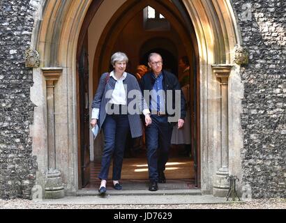Maidenhead, Regno Unito. Il 18 giugno, 2017. Il Primo Ministro inglese Theresa Maggio e suo marito Phillip frequentare la domenica mattina al servizio di una chiesa locale nella sua circoscrizione elettorale in Maidenhead, Gran Bretagna il 18 giugno 2017. Credito: Xinhua/Alamy Live News Foto Stock