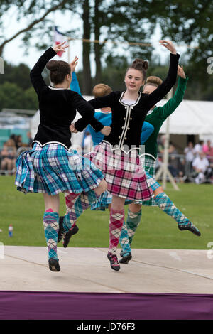 Aberdeen, Scozia - Giu 18, 2017: un gruppo di ballerini di altopiano presso l'Highland Games Evento in Aberdeen Scotland Credit: AC Immagini/Alamy Live News Foto Stock