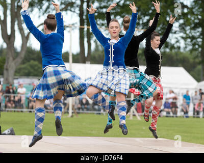 Aberdeen, Scozia - Giu 18, 2017: un gruppo di ballerini di altopiano presso l'Highland Games Evento in Aberdeen Scotland Credit: AC Immagini/Alamy Live News Foto Stock