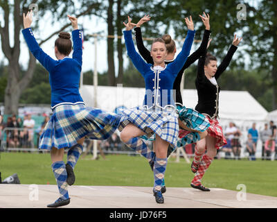 Aberdeen, Scozia - Giu 18, 2017: un gruppo di ballerini di altopiano presso l'Highland Games Evento in Aberdeen Scotland Credit: AC Immagini/Alamy Live News Foto Stock