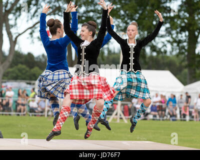 Aberdeen, Scozia - Giu 18, 2017: un gruppo di ballerini di altopiano presso l'Highland Games Evento in Aberdeen Scotland Credit: AC Immagini/Alamy Live News Foto Stock