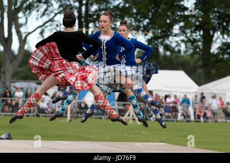 Aberdeen, Scozia - Giu 18, 2017: un gruppo di ballerini di altopiano presso l'Highland Games Evento in Aberdeen Scotland Credit: AC Immagini/Alamy Live News Foto Stock