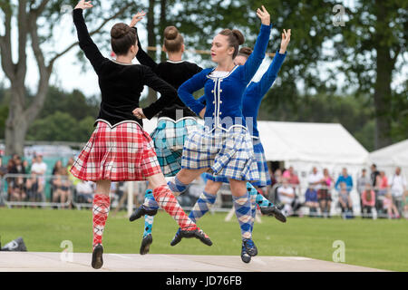 Aberdeen, Scozia - Giu 18, 2017: un gruppo di ballerini di altopiano presso l'Highland Games Evento in Aberdeen Scotland Credit: AC Immagini/Alamy Live News Foto Stock