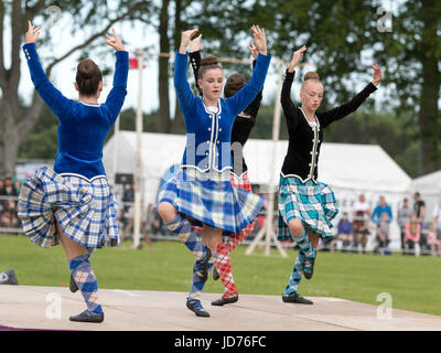 Aberdeen, Scozia - Giu 18, 2017: un gruppo di ballerini di altopiano presso l'Highland Games Evento in Aberdeen Scotland Credit: AC Immagini/Alamy Live News Foto Stock