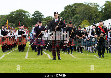 Aberdeen, Scozia - Giu 18, 2017: Tamburo principali major pipers in un ammassato Pipe Band durante i Giochi delle Highland evento in Aberdeen, Scozia. Credito: AC Immagini/Alamy Live News Foto Stock