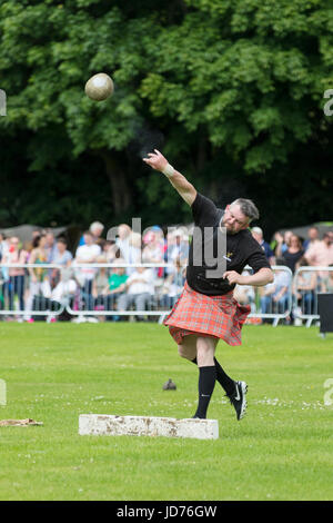 Aberdeen, Scozia - Giu 18, 2017: un concorrente nella pietra messa evento presso l'Highland Games di Aberdeen, Scozia. Credito: AC Immagini/Alamy Live News Foto Stock