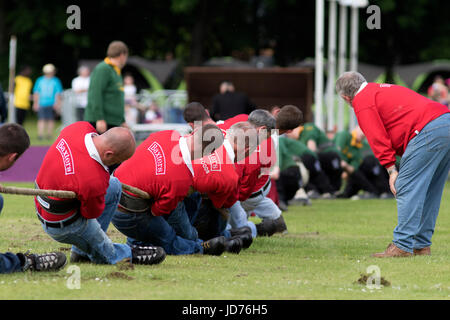 Aberdeen, Scozia - Giu 18, 2017: il coach incoraggiando la sua squadra a un rimorchiatore di guerra concorso durante i Giochi delle Highland evento in Aberdeen Scotland Credit: AC Immagini/Alamy Live News Foto Stock