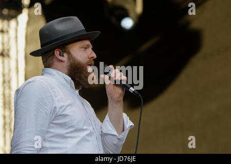 Worm, Germania. Il 18 giugno 2017. Cantante britannico songwriter Alex Clare suona dal vivo sul palco del 2017 Jazz e gioia Festival in worm. Credito: Michael Debets/Alamy Live News Foto Stock