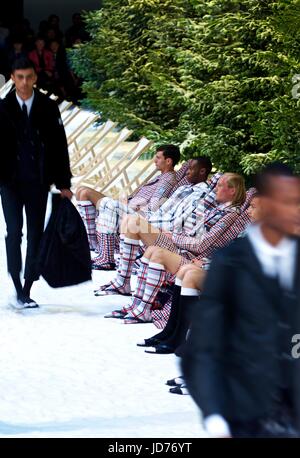 Milano, Italia. Il 18 giugno, 2017. I modelli a piedi la pista per Moncler Gamme Bleu durante Milano Moda Uomo Settimana Primavera/Estate 2018 in Italia, a Milano, il 18 giugno 2017. Credito: Jin Yu/Xinhua/Alamy Live News Foto Stock