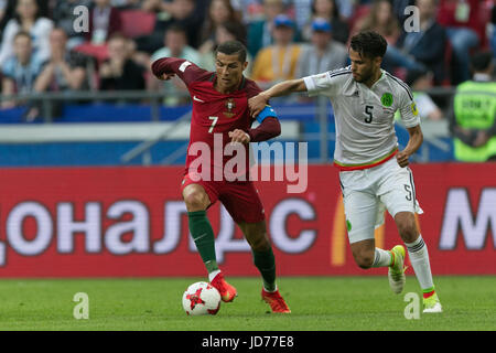 Kazan, Russia. Il 18 giugno, 2017. Il Portogallo Cristiano Ronaldo (L) vies con il Messico di Diego Reyes durante il 2017 Confederations Cup Gruppo di una partita di calcio a Kazan, la Russia, il 18 giugno 2017. Credito: Bai Xueqi/Xinhua/Alamy Live News Foto Stock